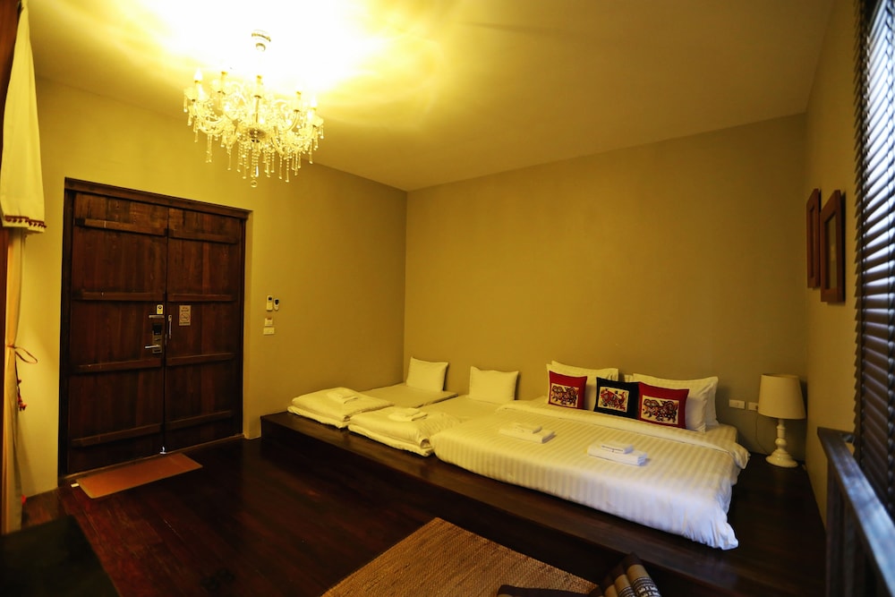 Deluxe Family Room, Canal View photo 2