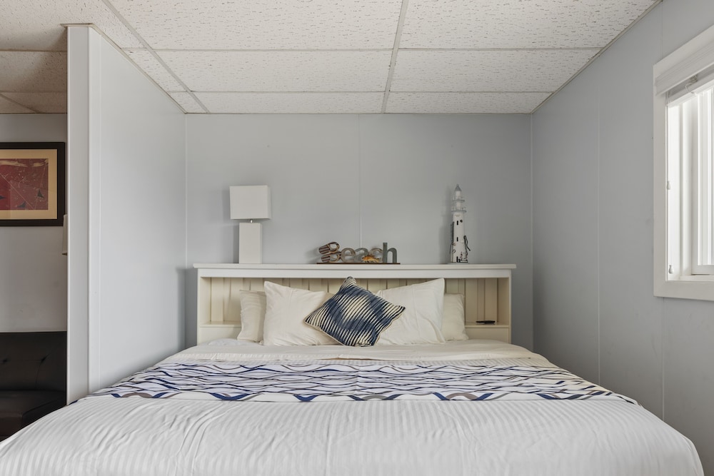 Deluxe King Room with Full Kitchen & Futon photo 2