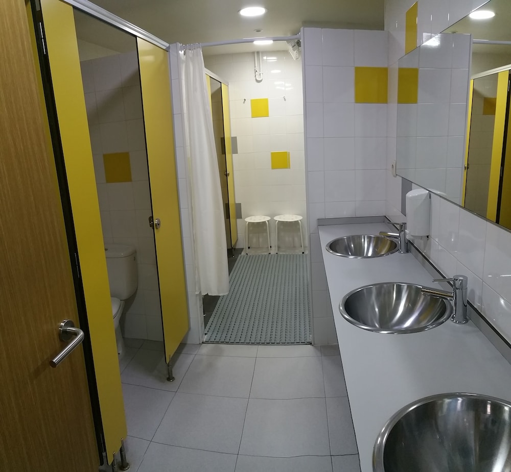 1 cama en un dormitorio compartido mixto