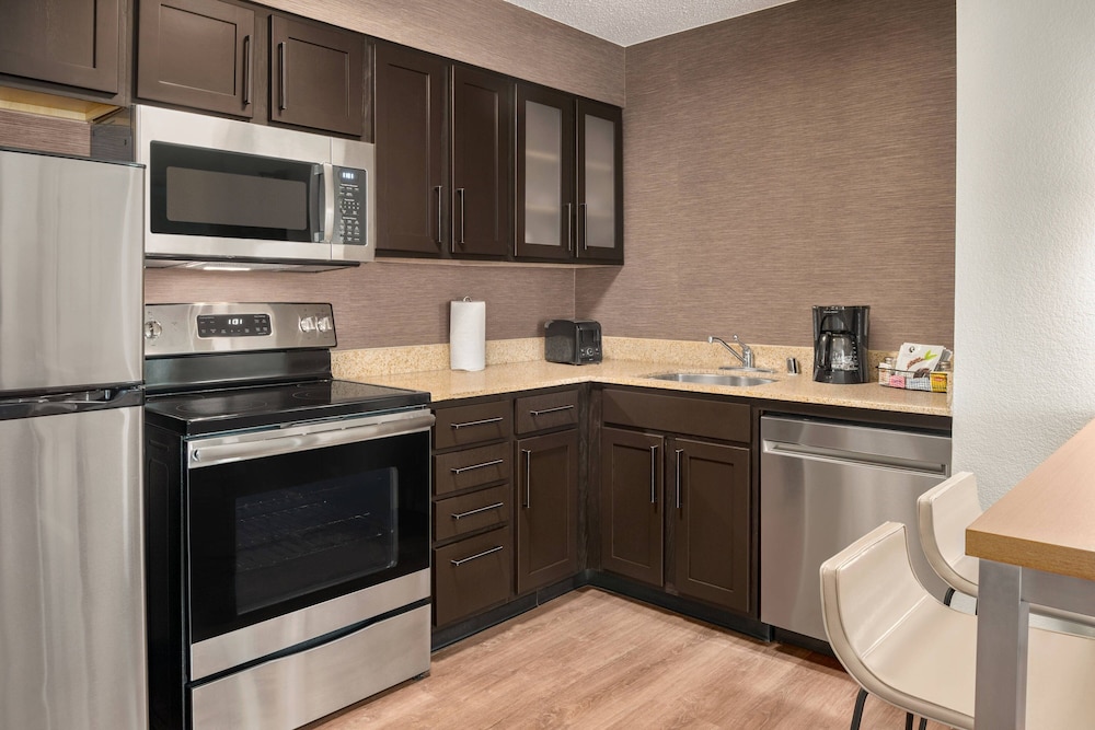 Suite, 2 Bedrooms, Fireplace - Photo 4