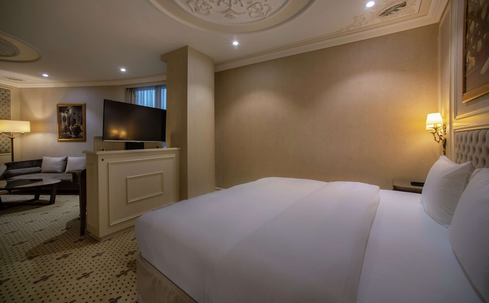 Junior Suite, 1 King Bed thumbnail 5