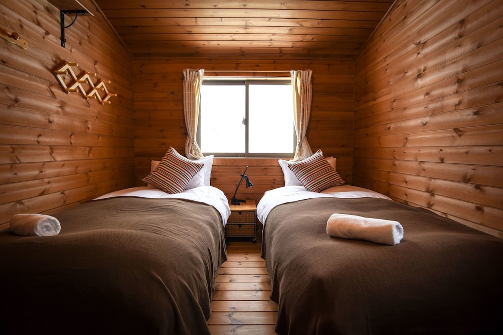 3 Bedrooms, Log House