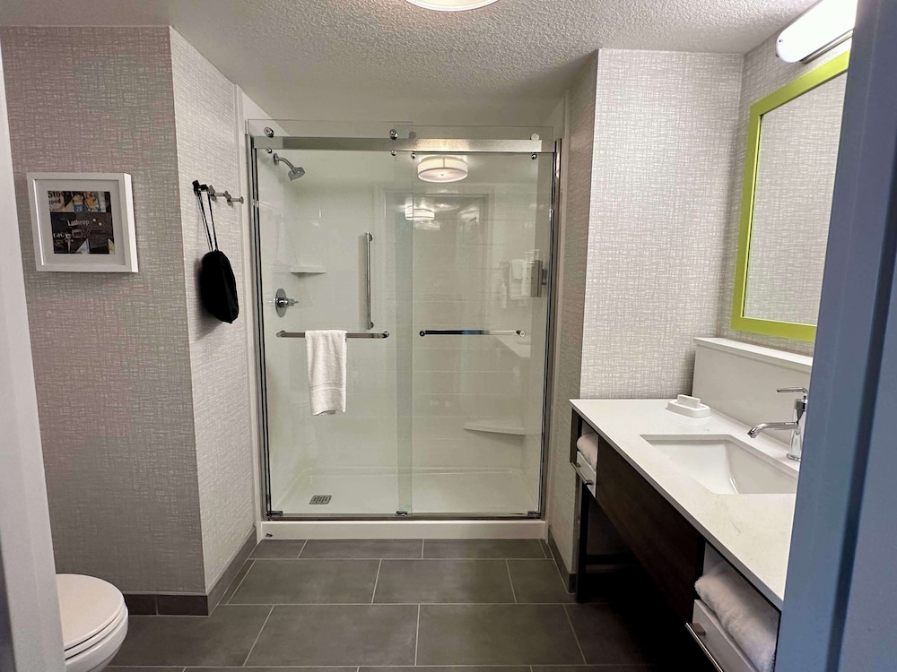 Rain shower Suite, 1 King bed, Accessible, Non smoking - Photo 5
