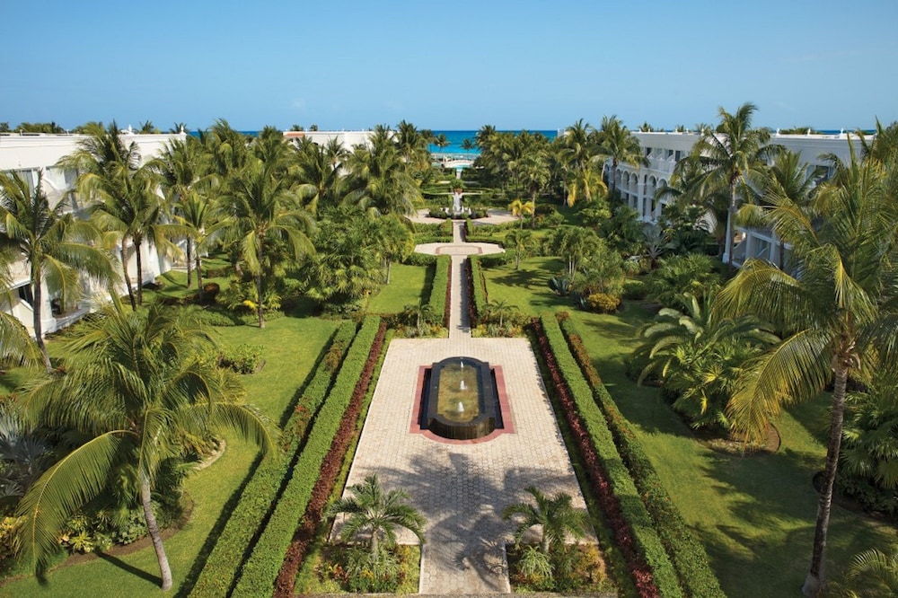 Preferred Club Junior Suite Garden View King thumbnail 5