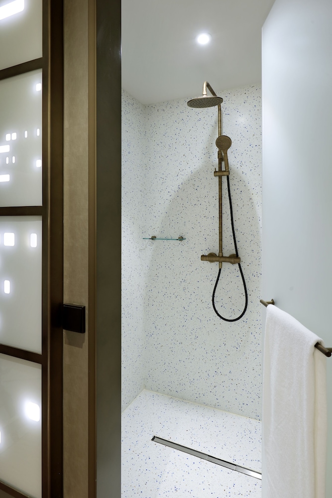 Superior Room, City View - Photo 5