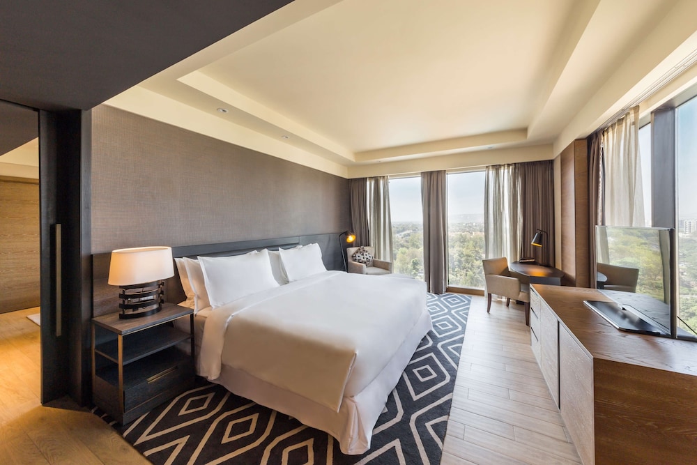Junior Suite, Pool View (Lounge Access)