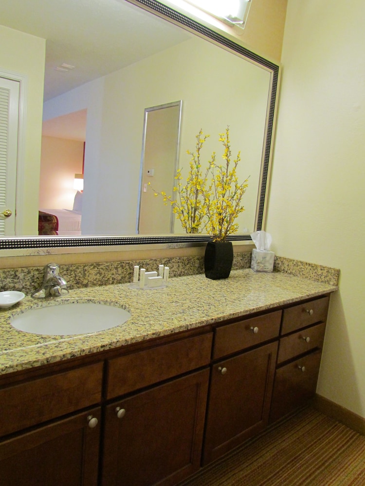 Suite, 2 Bedrooms - Photo 3