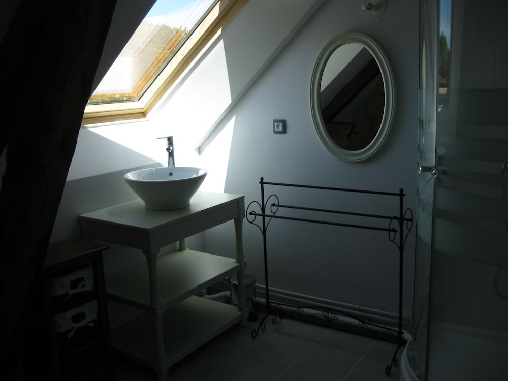House, Multiple Bedrooms photo 2