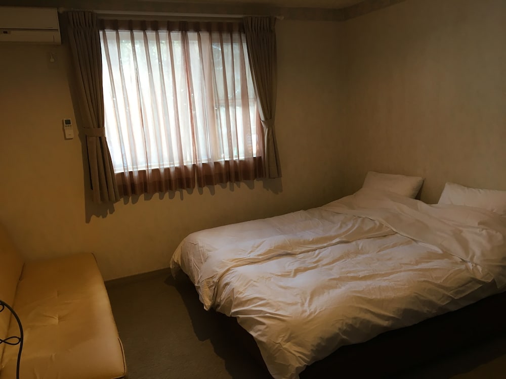 Twin Room - Photo 5