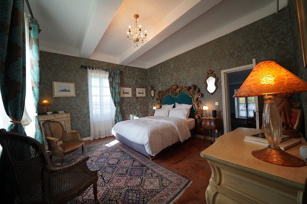 Luxury Suite, 1 Queen Bed with Sofa bed, City View