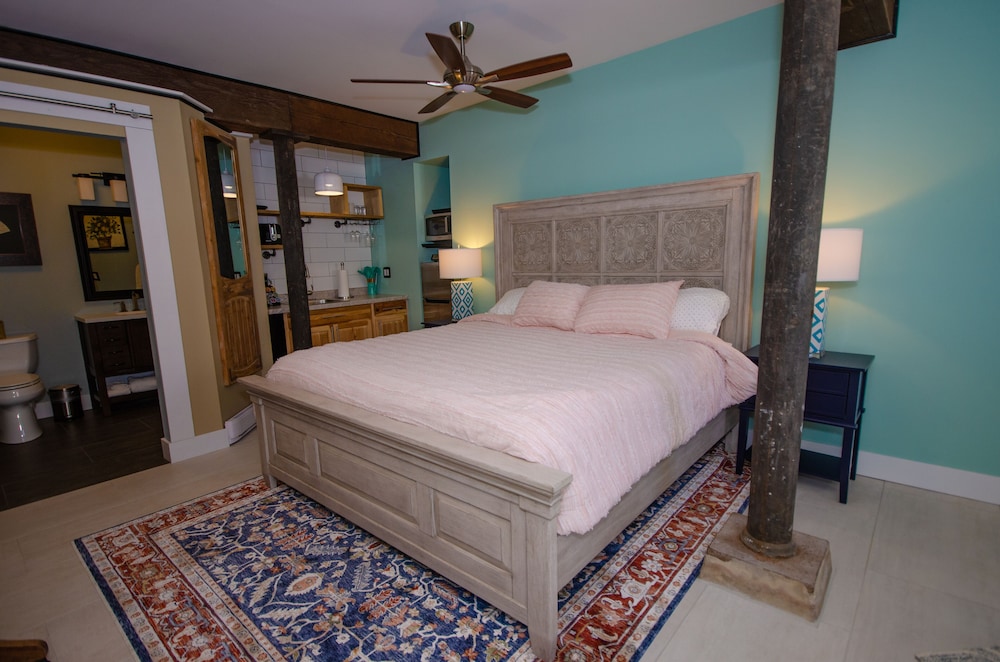 Romantic Suite, 1 King Bed, Kitchenette, Ground Floor (Barlow)