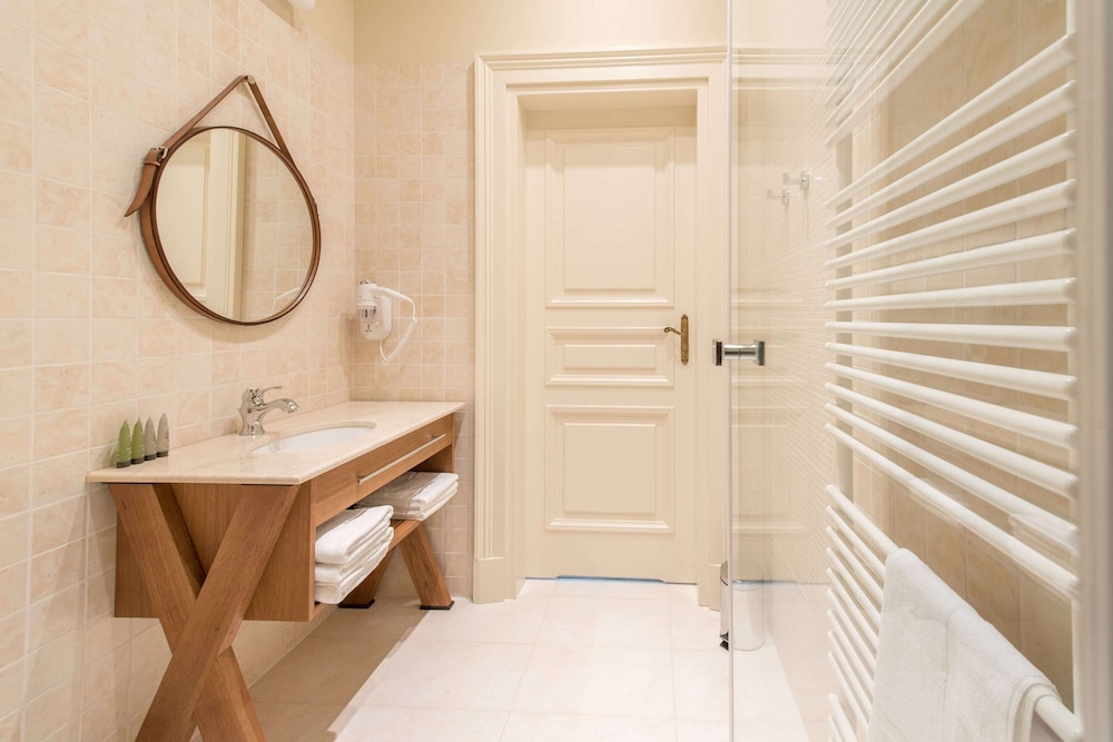 Deluxe Double or Twin Room - Photo 2