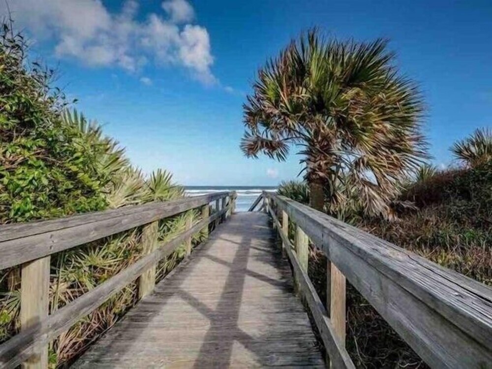 Sunny 3BR Condo Steps to Beach Pool NSB FL, 사진 52