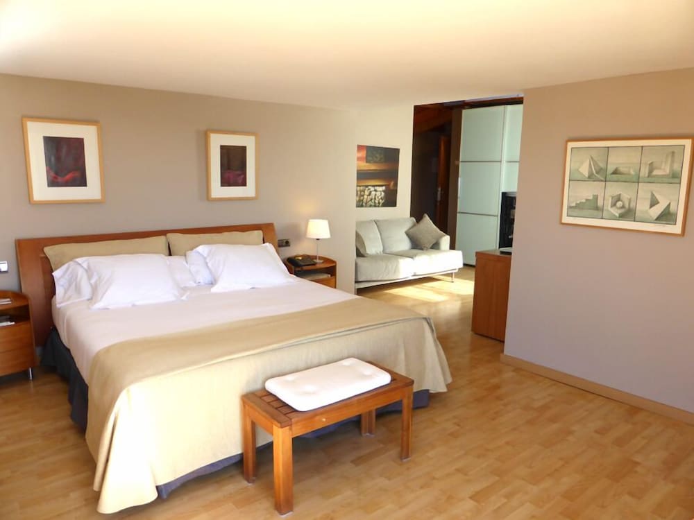 Superior Suite, 1 King Bed, Hot Tub, Sea View photo 2
