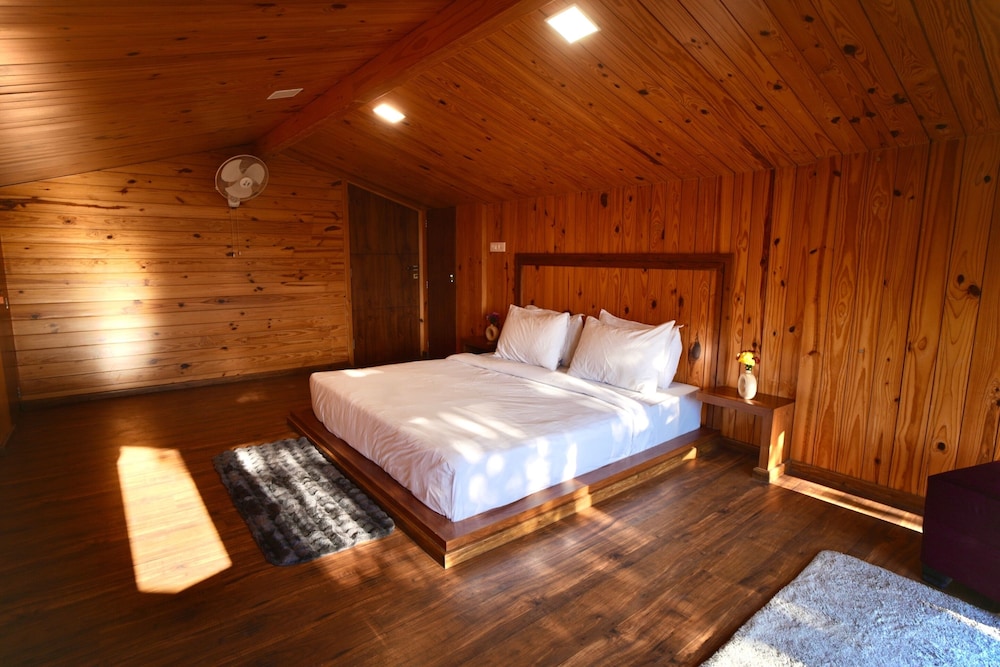 2 BHK Attic Apartment photo 1