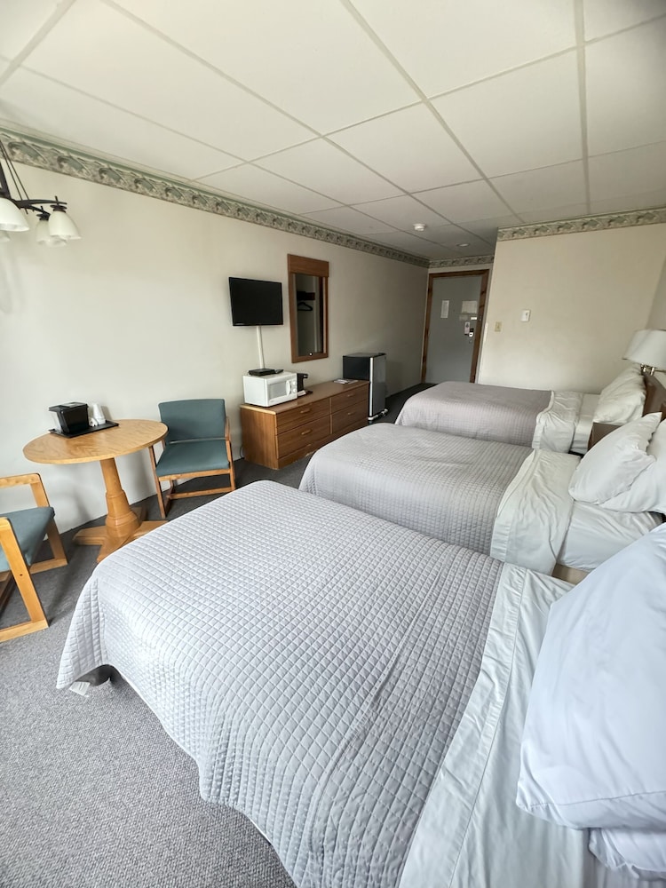 Room, 1 Double and 2 single beds (First floor, no stairs required) photo 2