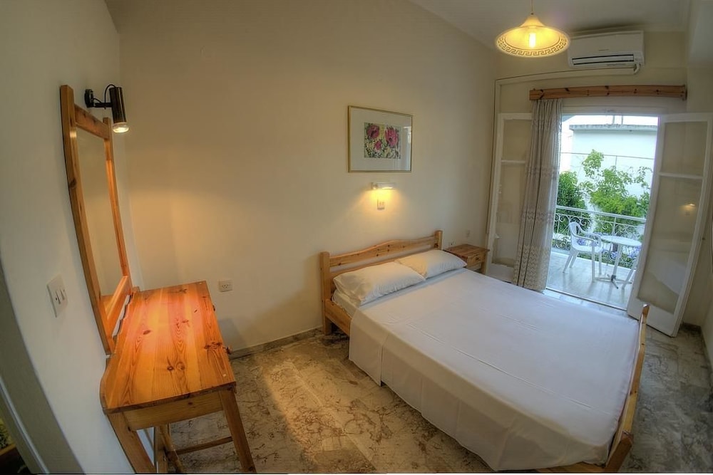 Economy Room, 2 Twin Beds, Patio, Ground Floor photo 3