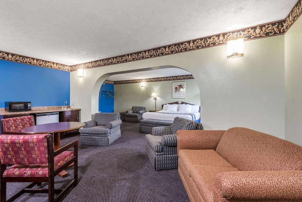 Luxury Suite, 1 King Bed, Non Smoking photo 1