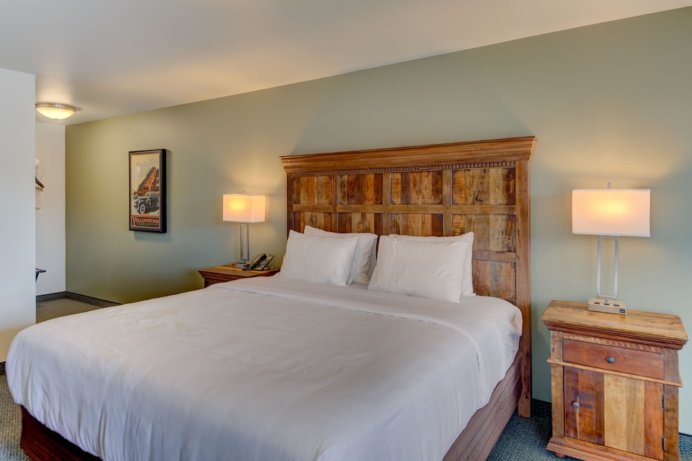 Standard Room, 1 Queen Bed - Shower/Tub Only - No Pets photo 1
