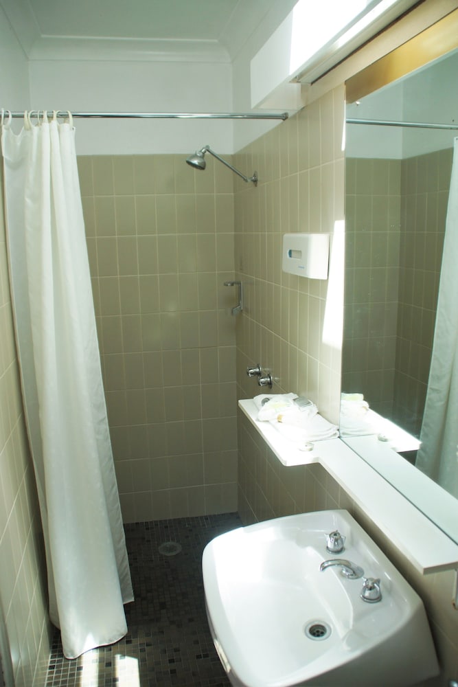 Room, 1 Queen Bed, Non Smoking - Photo 9