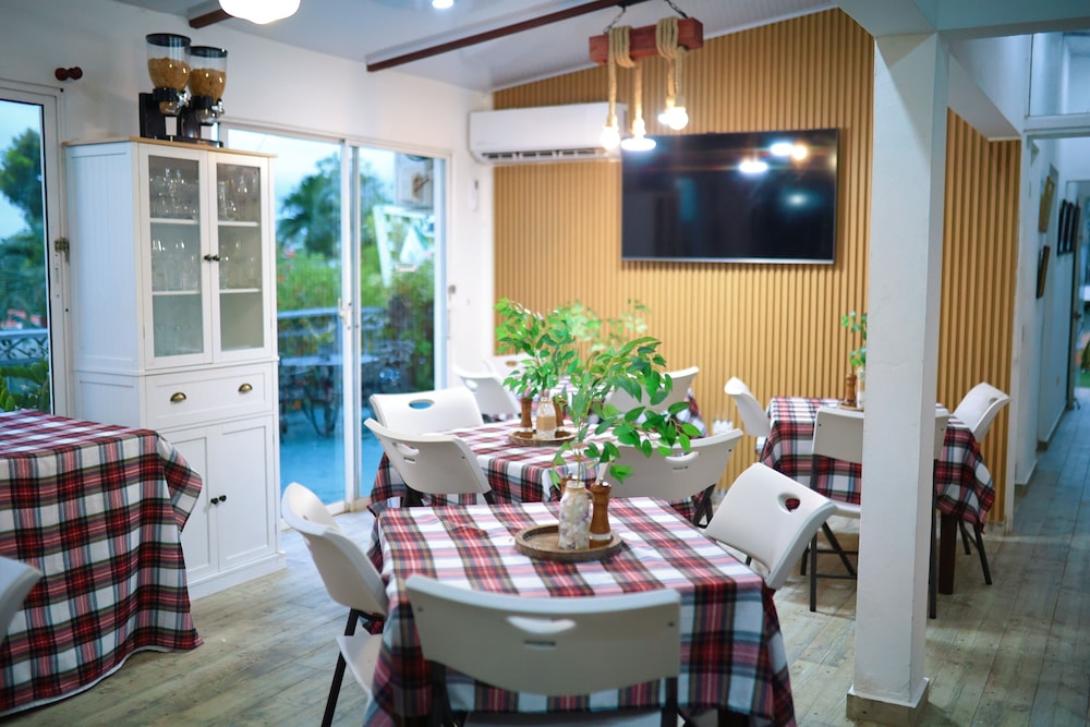 Signature Quadruple Room, Valley View photo 2