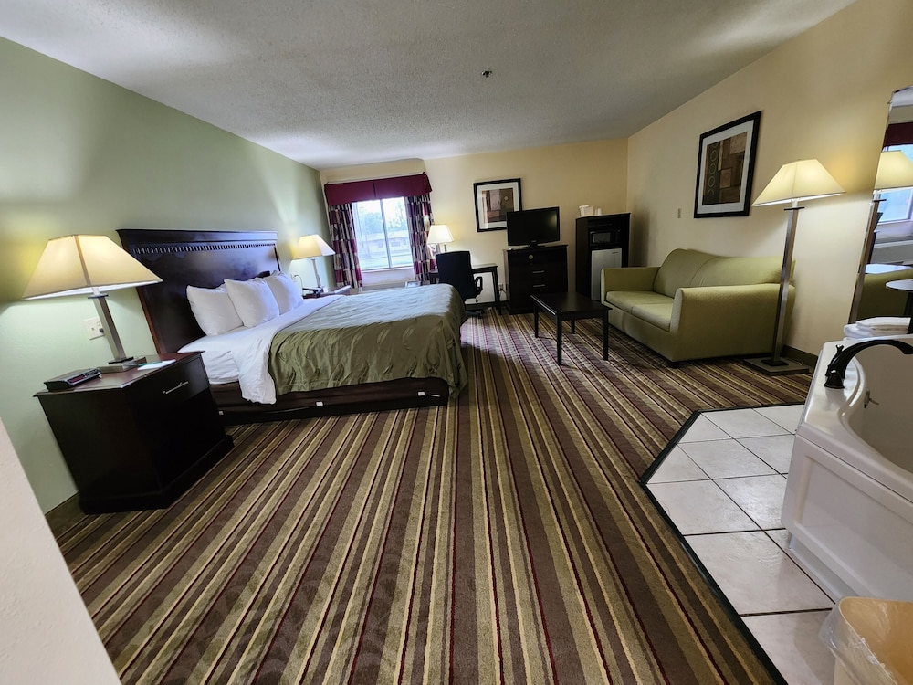 Suite, 1 King Bed, Jetted Tub photo 2
