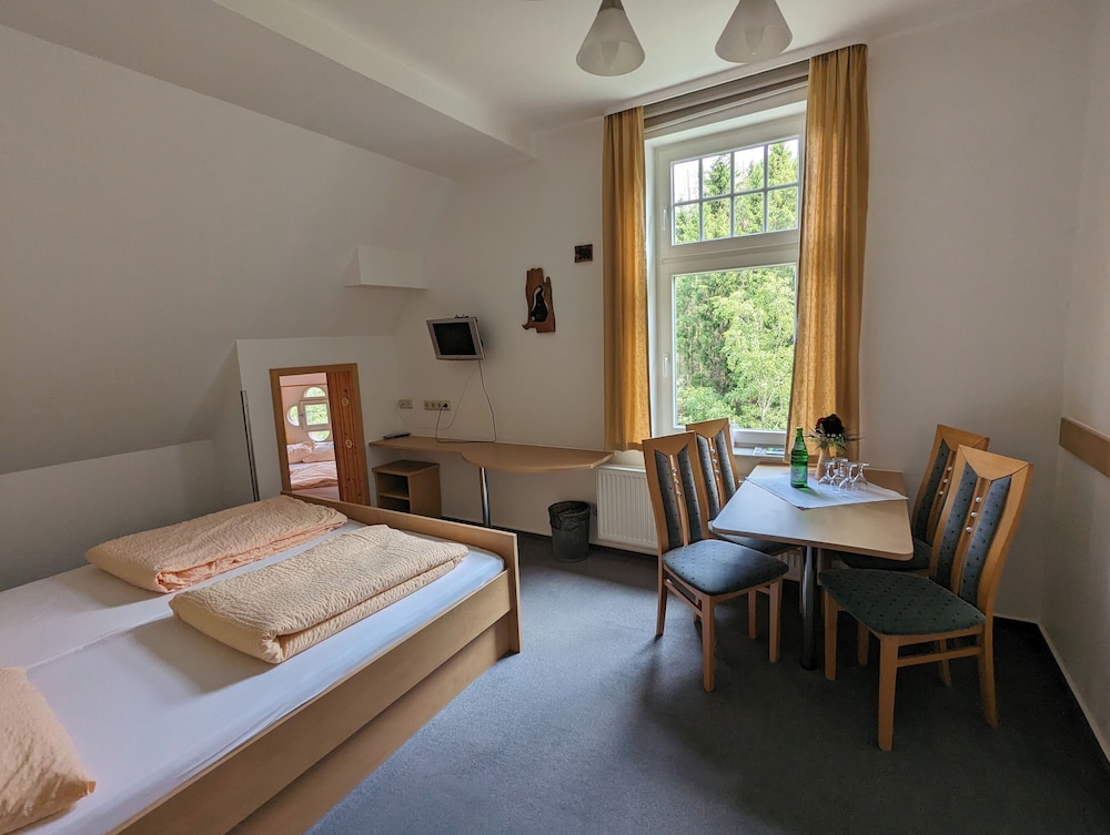 Basic Quadruple Room photo 3