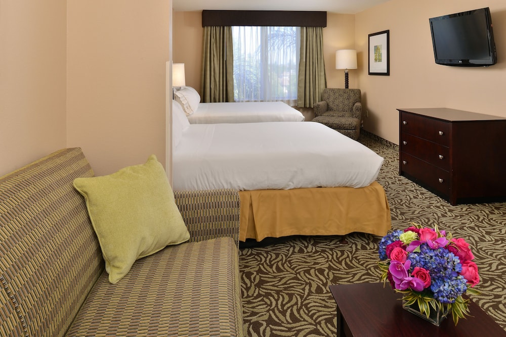 Suite, 2 Queen Beds, Corner - Photo 3