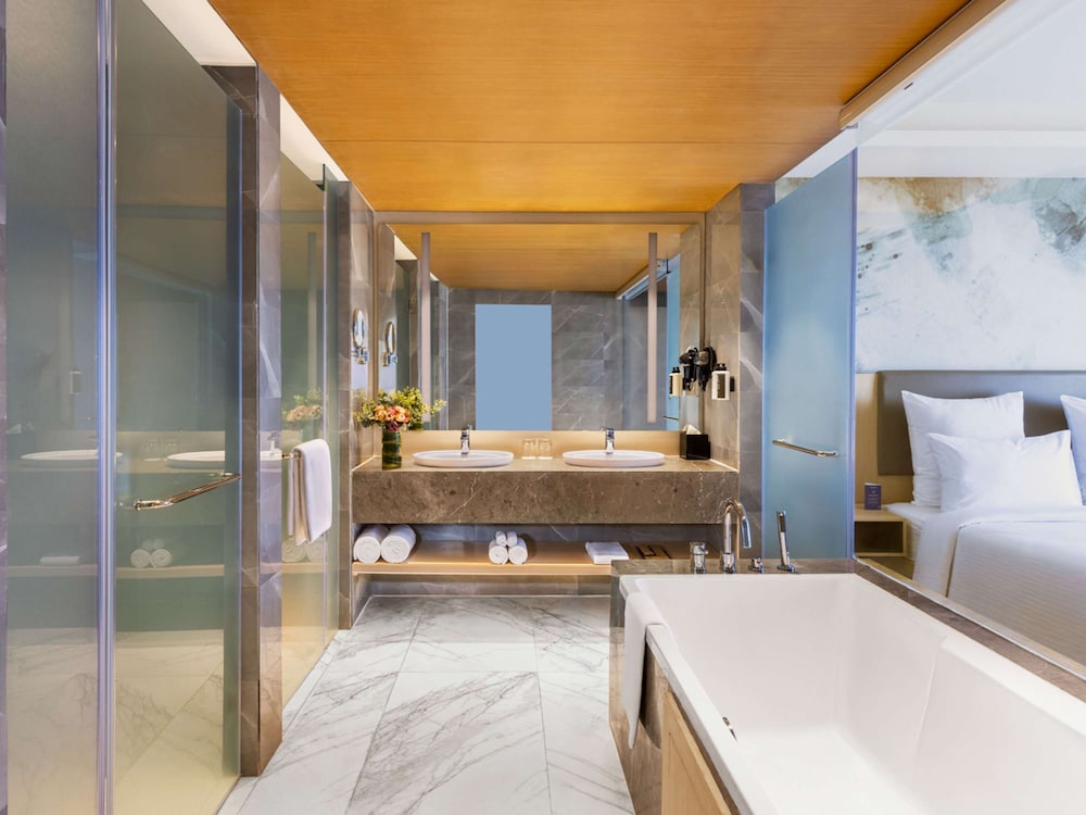 Executive Room, 1 King Bed, Non Smoking, Poolside thumbnail 5