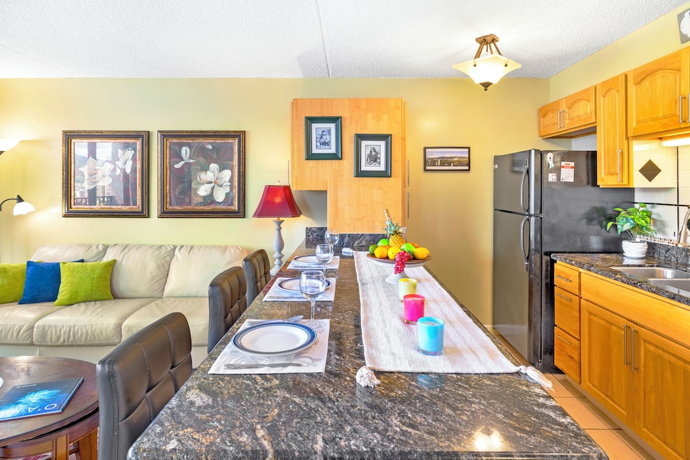 Waikiki Banyan 1BR Condos with No Parking: Apartment, 1 Bedroom (0088 Wb 2801 T2) photo