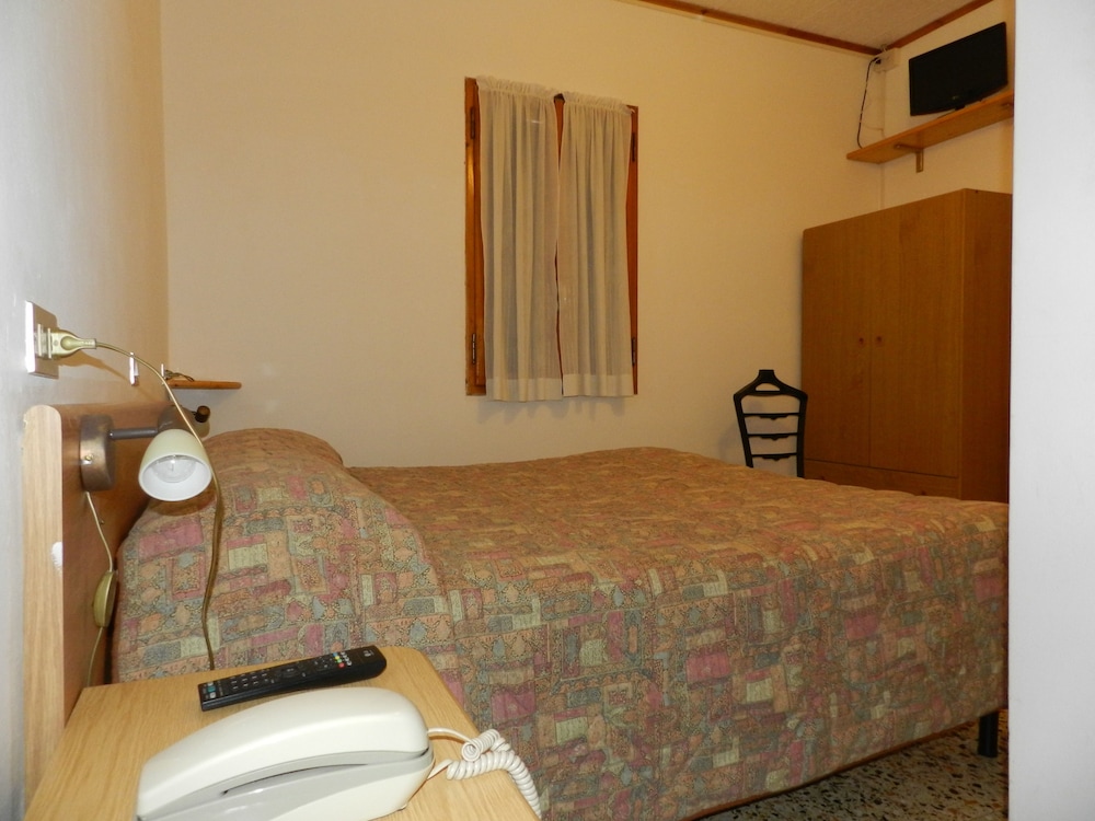 Double or Twin Room photo 2