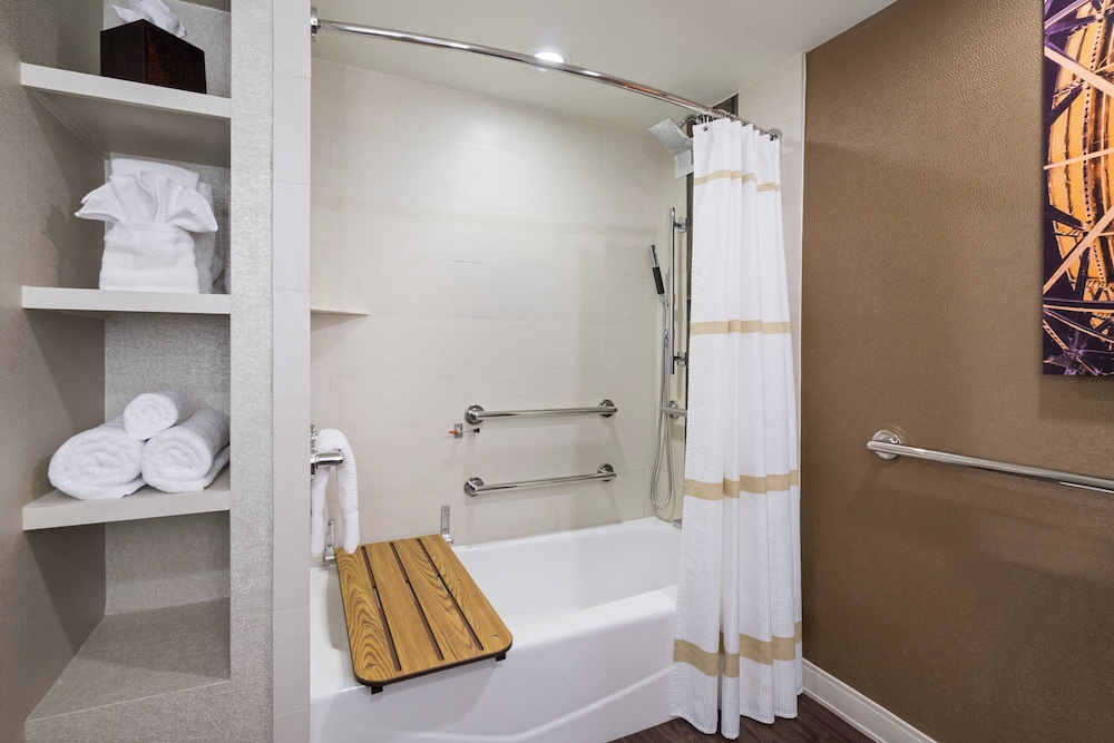 Room, 1 King Bed (Mobility Accessible, Tub) - Photo 7
