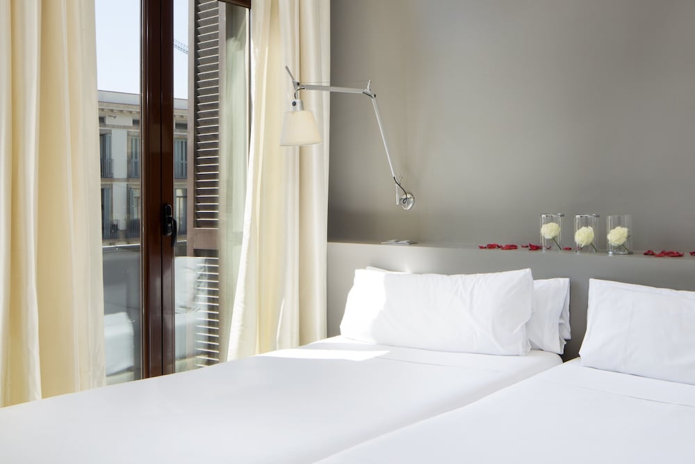 Comfort cool Ramblas views twin room (1 or 2 pax)