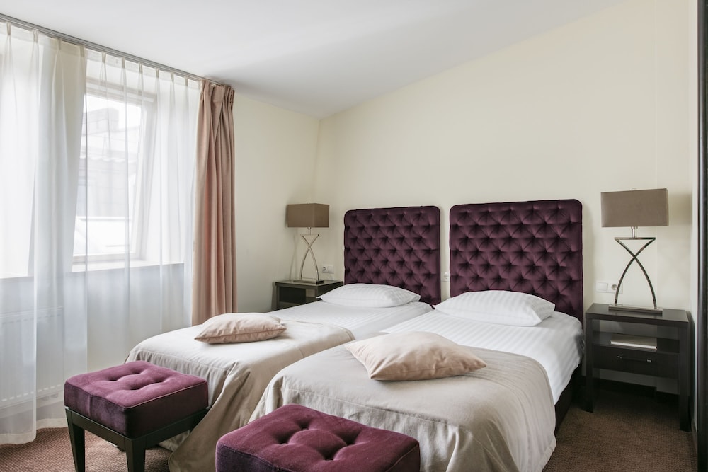 Standard Twin Room (Atrium View) - Photo 1