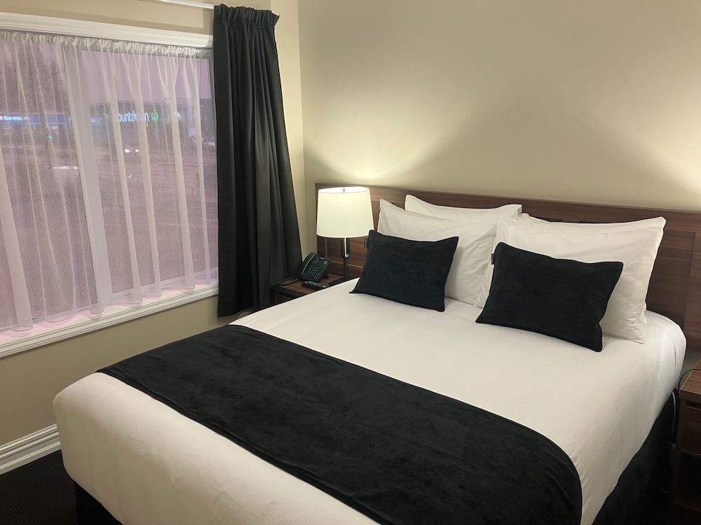 Executive Suite, 1 Queen Bed with Sofa bed, Mezzanine