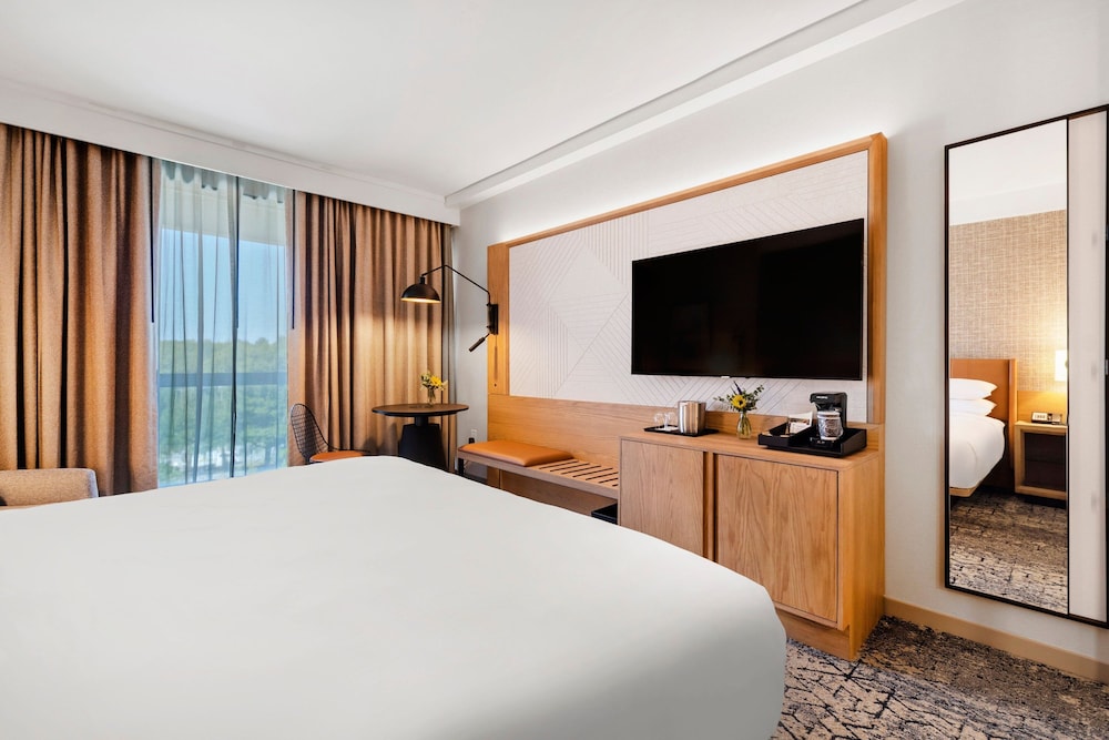 Club Room, 1 King Bed, Balcony - Photo 8