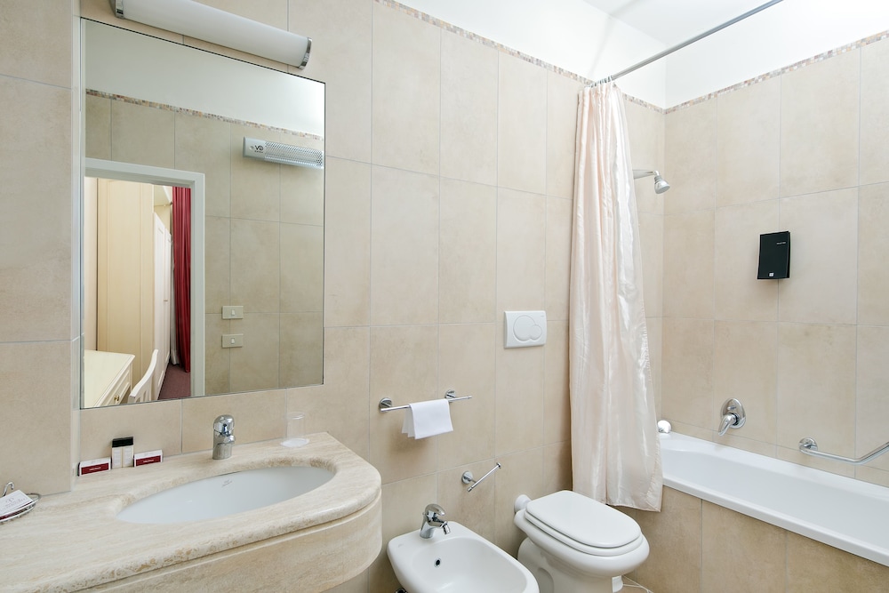 Deluxe Double or Twin Room - Photo 7