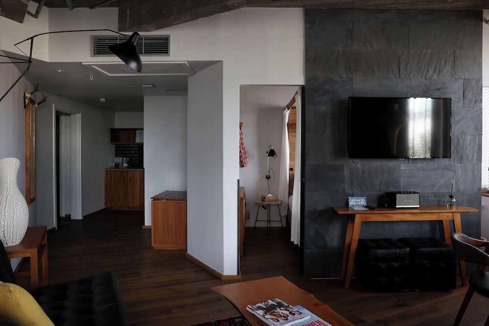 Deluxe Studio Suite