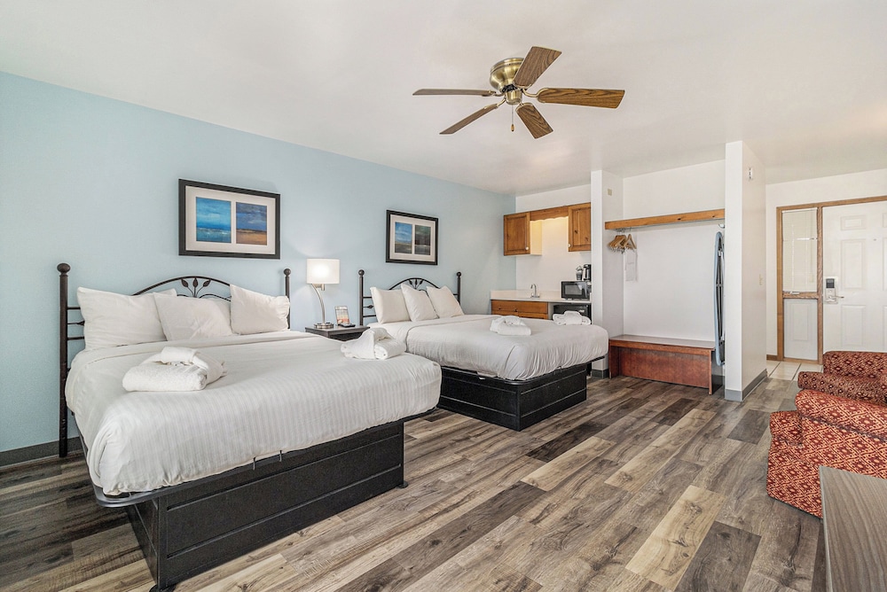 Classic Room, 2 Queen Beds, Accessible, Lake View photo 2