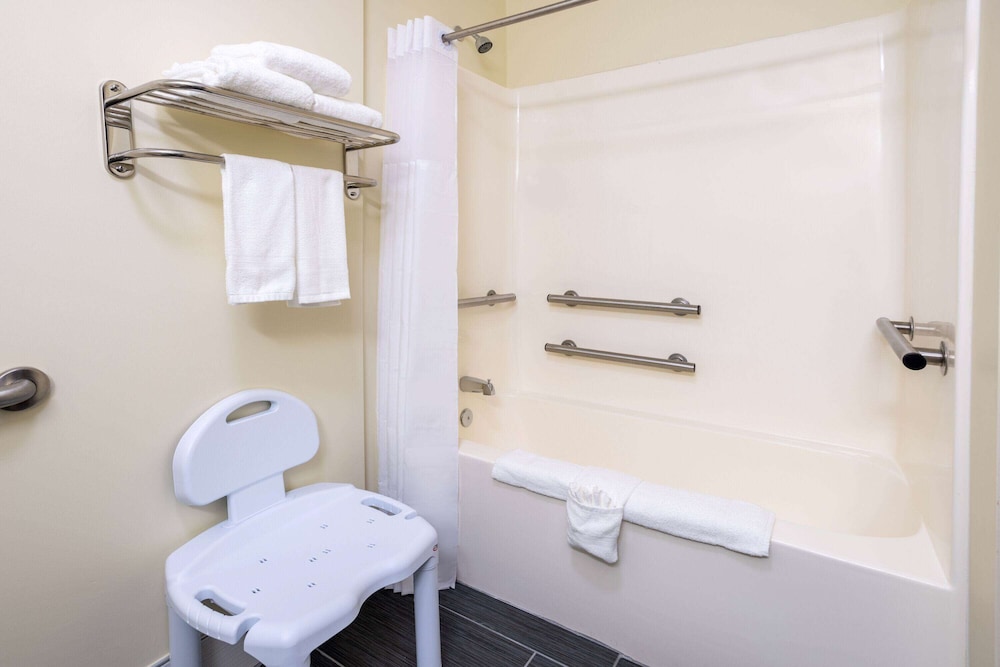 Room, 1 Queen Bed, Accessible, Non Smoking (Mobility/Hearing, Bathtub w/Grab bars) - Photo 3