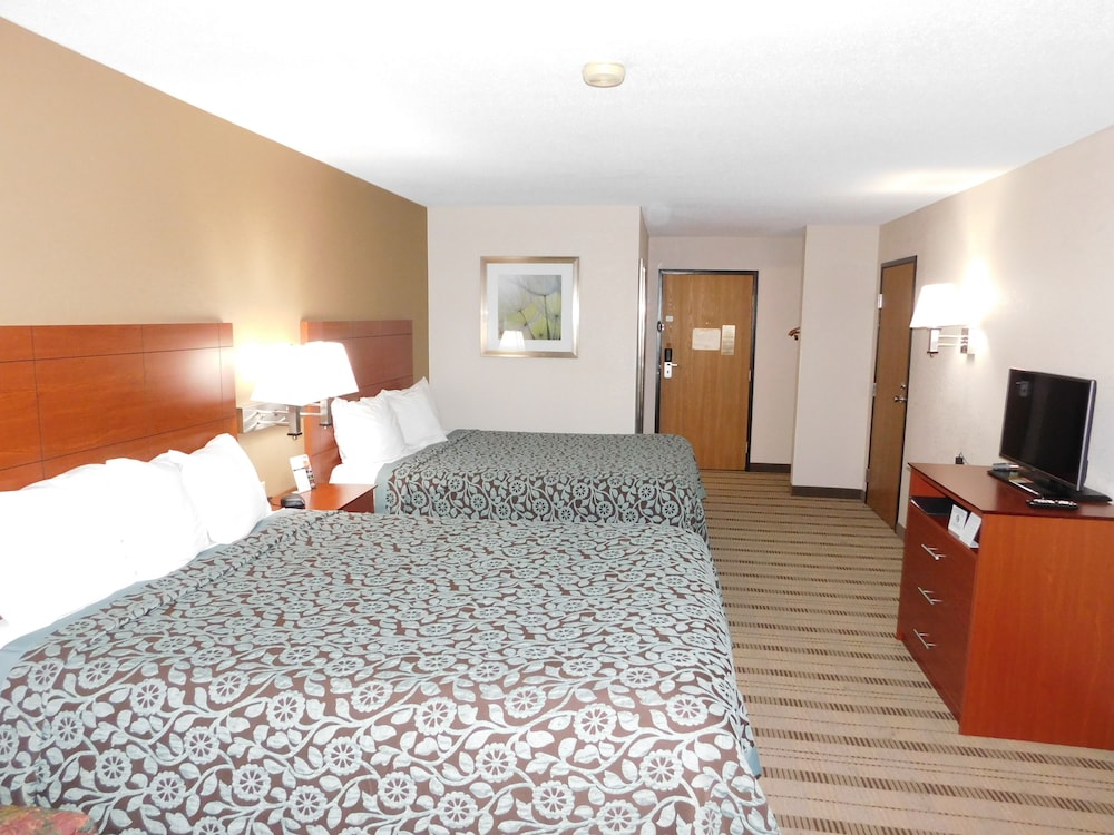 Standard Room, 2 Queen Beds photo 3