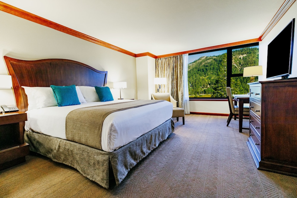 Deluxe Room, 1 King Bed, Valley View - Photo 4