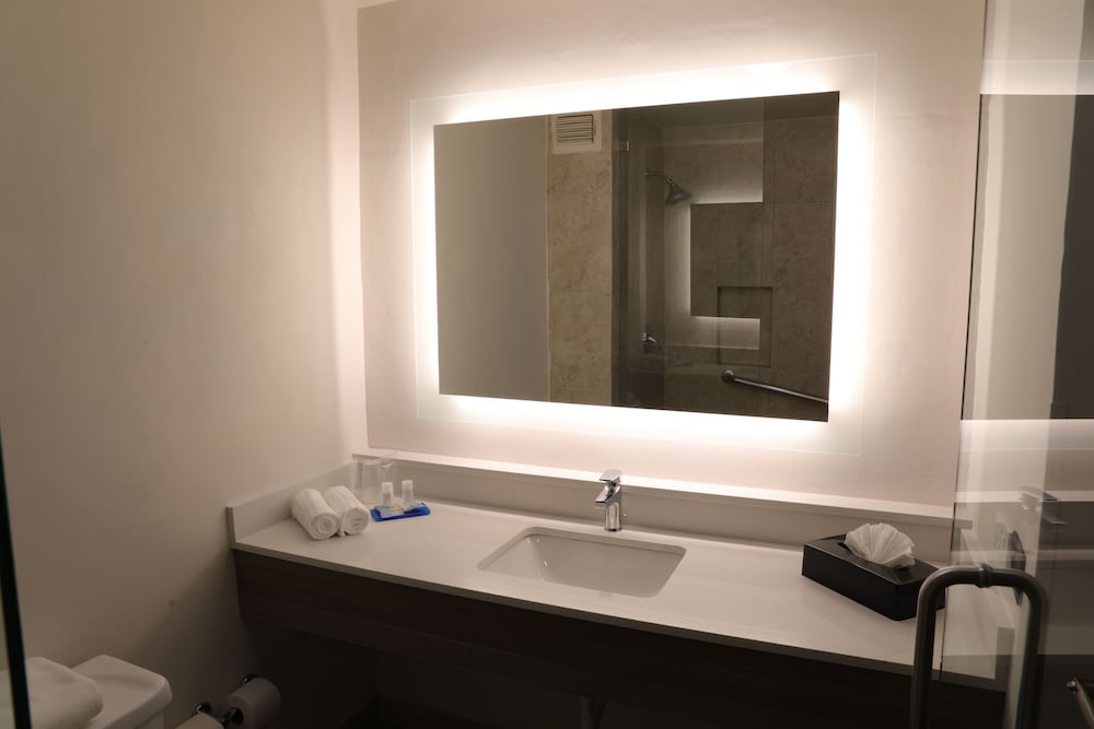 Standard Room, 2 Queen Beds, Ground Floor - Photo 9