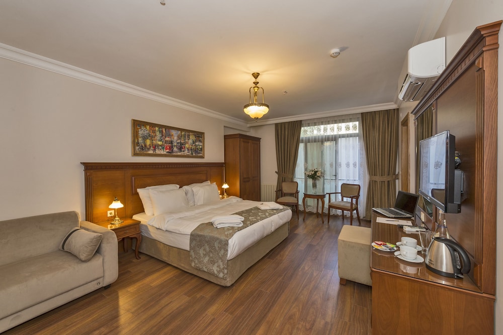 Family Room, 2 Bedrooms, City View photo 3
