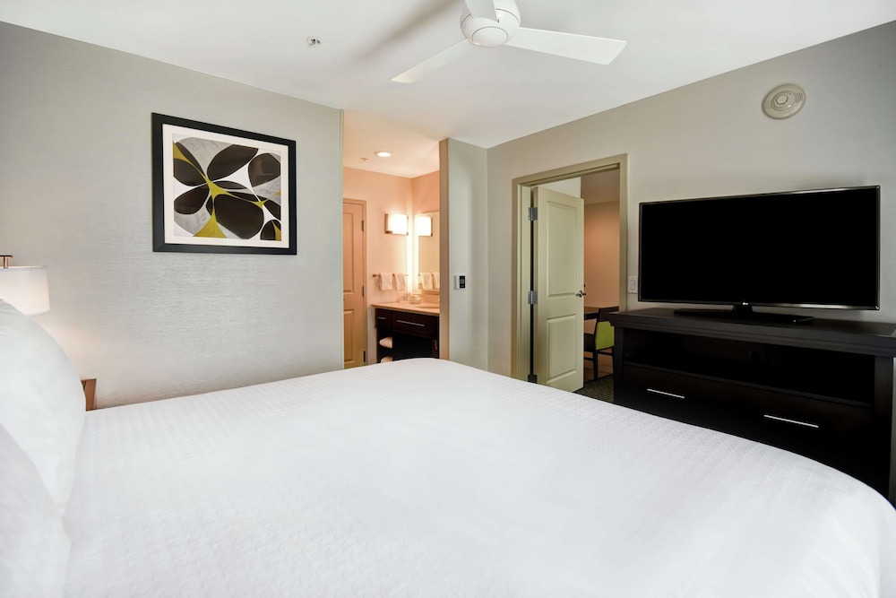 Suite, 1 King Bed, Accessible, Bathtub photo 3