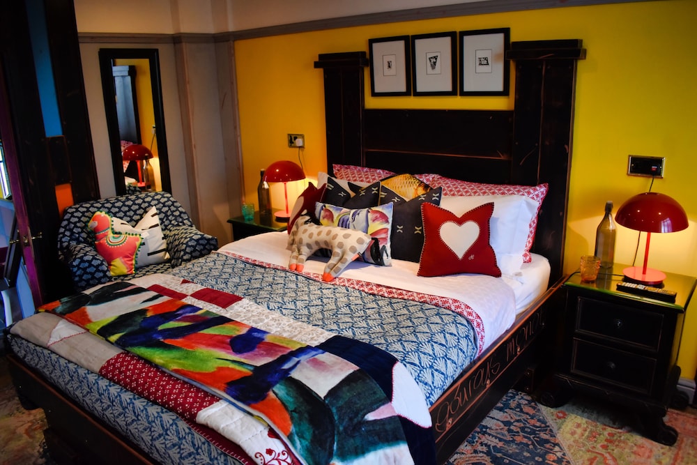 Grand Room, 1 King Bed, Private Bathroom, Garden View photo 1