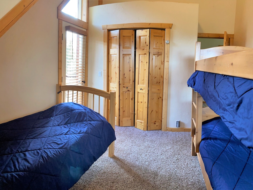 Shared Dormitory, Mixed Dorm, Non Smoking, Balcony (Bed in Dark Blue Mixed Dorm) photo 2