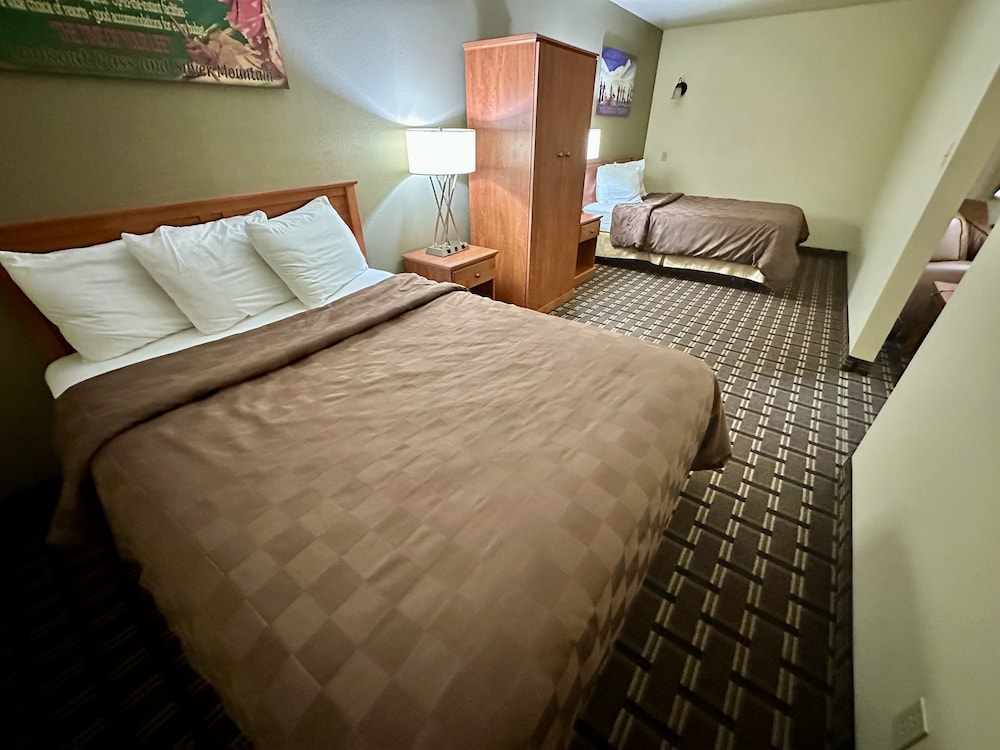 Junior Suite, Non Smoking (2 Queen and 1 Sofa Bed) photo 2