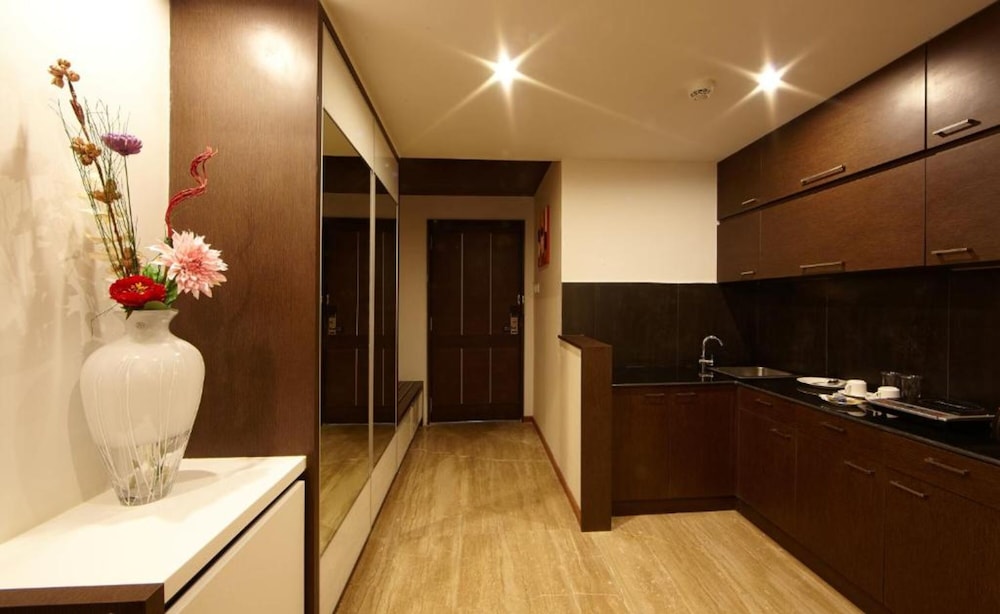 Deluxe Room, 1 King Bed, City View photo 3