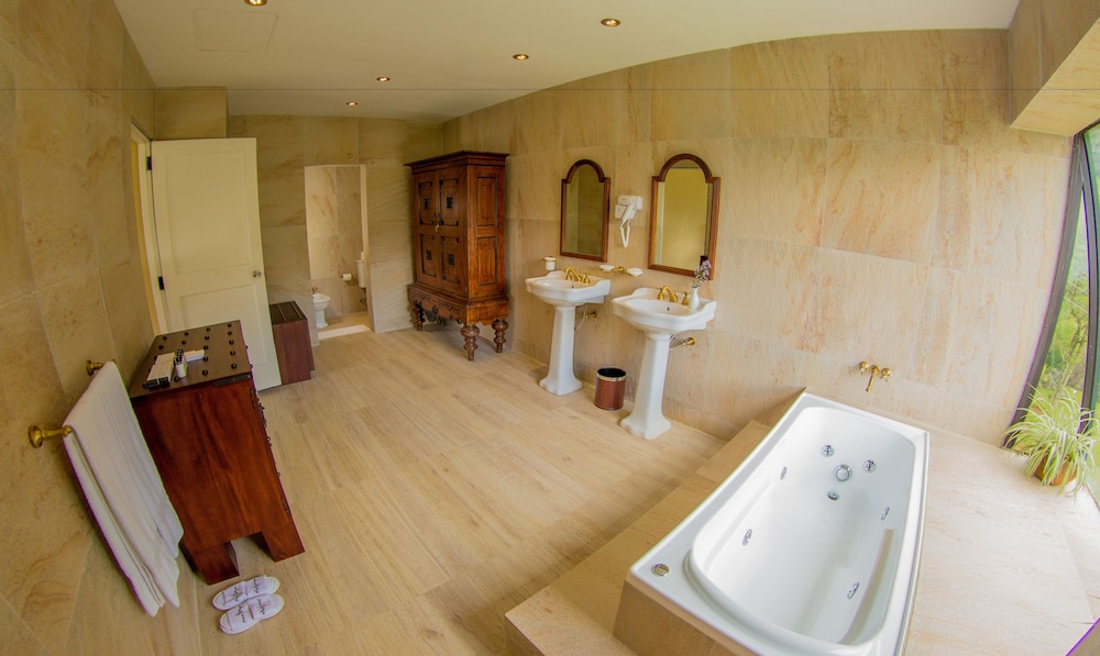 Suite - Photo 2